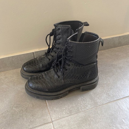 Black boots like new