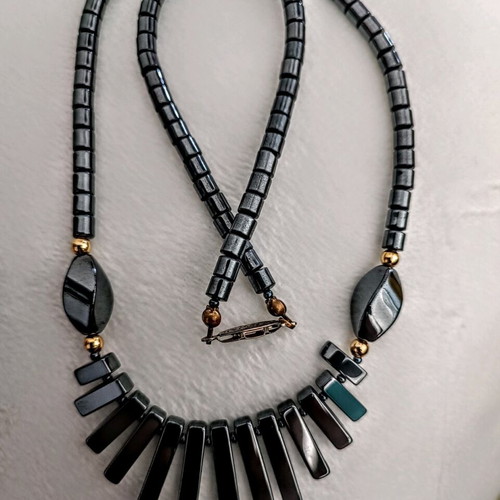 Vintage women's necklace with hematite and natural stone like new