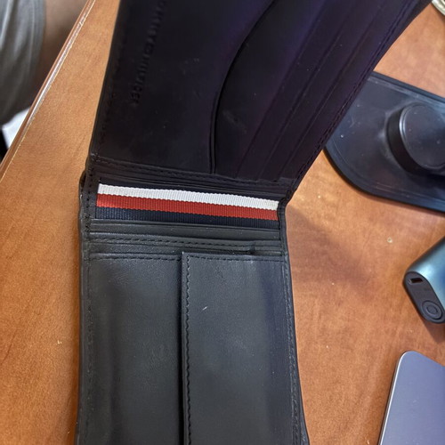 Tommy Hilfiger men's wallet like new, brown