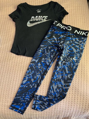 Αθλητικό σετ Nike για κορίτσια με κολάν Pro και μπλούζα Dance