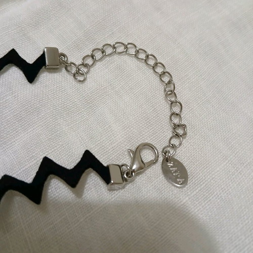 Zigzag choker new black with silver metal clasp Zara