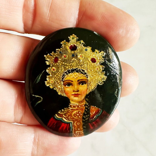 Retro Russian lacquered brooch hand-painted like new