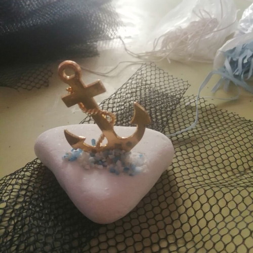 Pebble wedding favors with metal anchor and tulle, pack of 26, new
