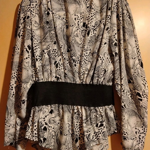 Shirt with elastic waist and shoulder pads like new, black-white size M