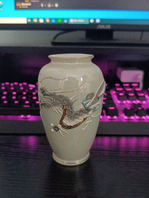 Large Japanese decorative vase with dragon figure like new