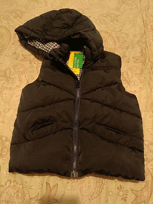 Benetton sleeveless jacket new black for 3-4 years old
