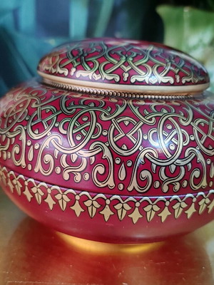 Vintage round tin with lid, like new, oriental design