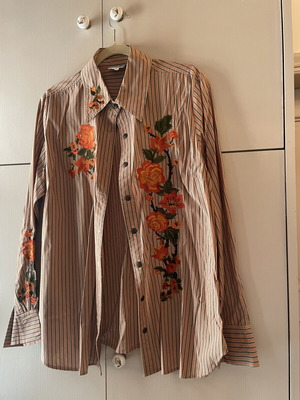 Shirt like new with floral embroidery, sizes M L XL