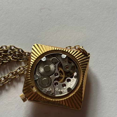 Chaika 1970 mechanical women's watch with chain and diamond-cut crystal