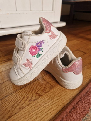 Girls' white sneakers size 23 like new with embroidered flowers and butterflies
