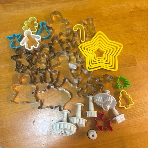 Christmas cookie cutter set like new