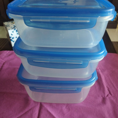 Set of 3 airtight nesting food containers like new