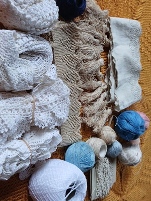 Laces and knitting threads used, bundle