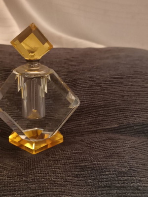 Crystal perfume bottle like new, collectible design