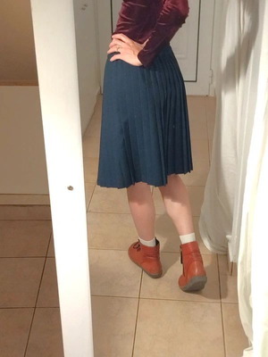 Crist pleated skirt like new, navy blue, size M/L