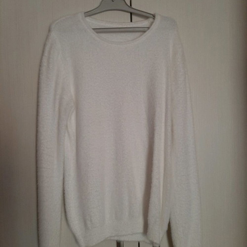 Fuzzy sweater new, size M-L, white