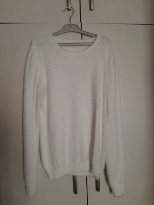 Fuzzy sweater new, size M-L, white