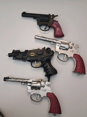 Set of 4 Greek carnival pistols like new