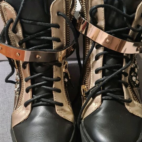 Sneakers with studs and gold details like new