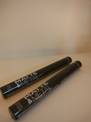essence Matte & Metal κραγιόν σε Nude Glamour και Mauve Crystal, σετ 2
