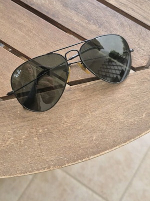 Γυαλιά ηλίου Ray-Ban μεταχειρισμένα, μεταλλικός μαύρος σκελετός, σκούροι φακοί