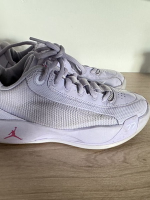 Jordan basketball shoes used, purple, size 38.5