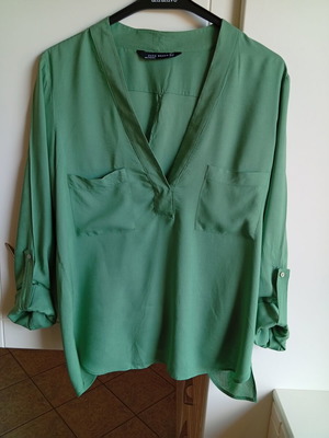 Zara Woman Mint Green Shirt like new, V-neck, pockets