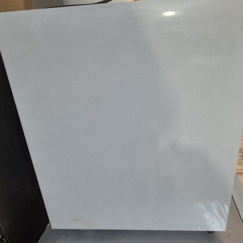 Samsung mini bar fridge like new, missing internal shelf