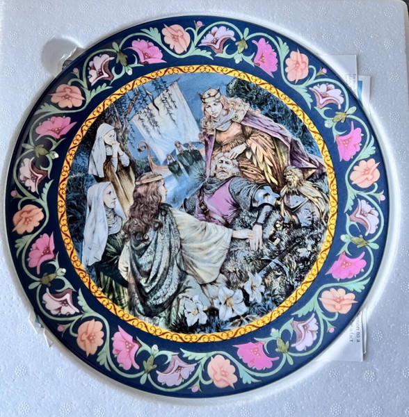 η περιορισμένη έκδοση In the Year of our Lord, που απεικονίζει μια σκηνή από τον θρύλο του Βασιλιά Αρθούρου πιάτο