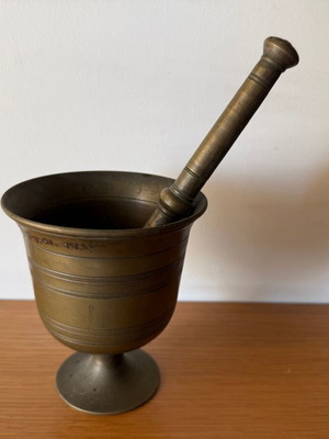 Bronze mortar and pestle, 11.5 x 10 cm