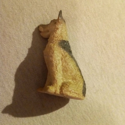 Dog figure used in good condition