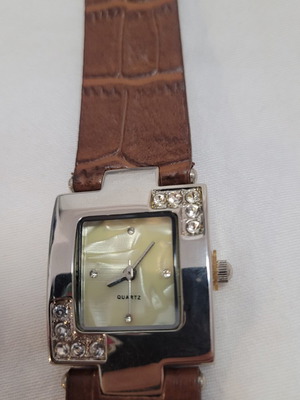 Wristwatch with brown strap new, women's