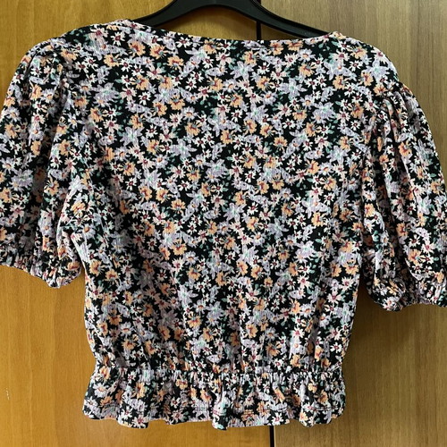 Floral crop top medium, like new with elastic waist and sleeves