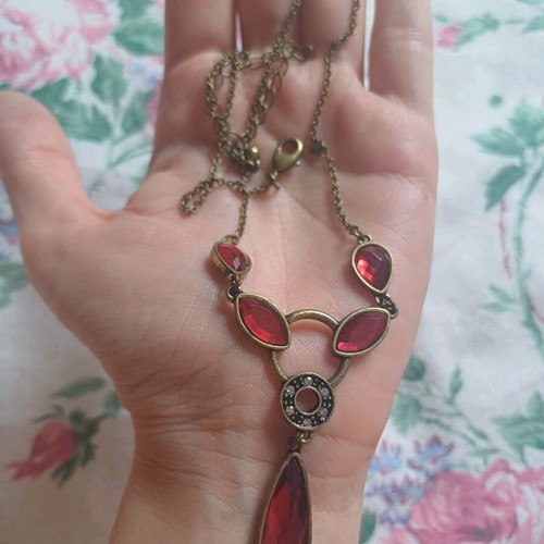 Vintage necklace new with red stones