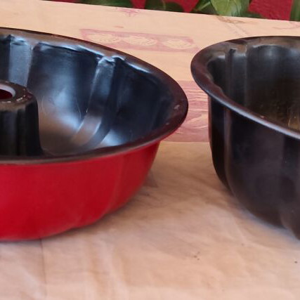 Cake pans like new, set of two with hole and ridges