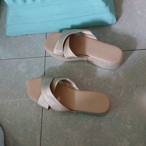 Justfab platform sandals size 40 like new, gold