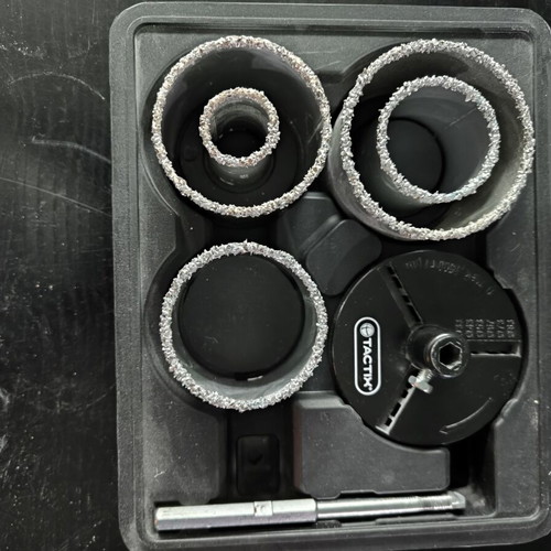 Tactix hole saw set like new, 5 sizes for metal brick tile