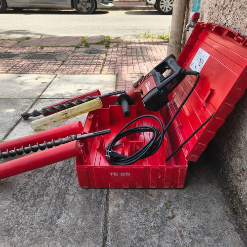 Hilti TE55 compressor used, rotary digging with two bits Φ/28