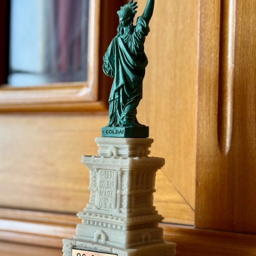 Vintage Statue of Liberty Colbar 1991 like new, collectible