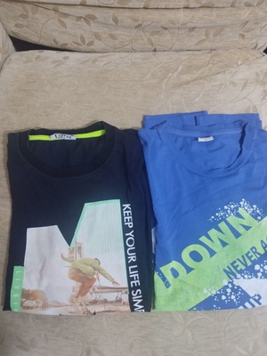 Set of two used short-sleeve t-shirts size S for big kids