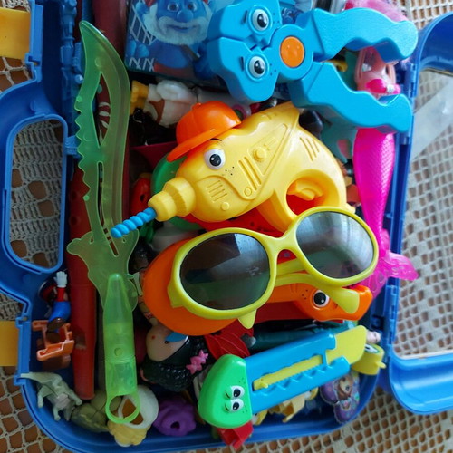 Children's toys used, set of 84 pieces with plastic box