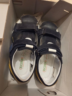 Crocodilino sandals size 33 blue like new for boys