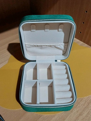 Travel Jewellery Box like new, emerald color