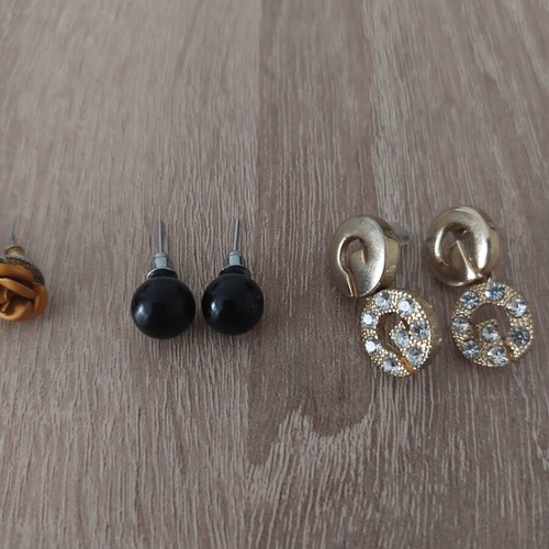 Set of four pairs of earrings like new, black and gold