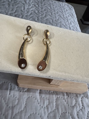 Earrings like new, gold tone, dangle