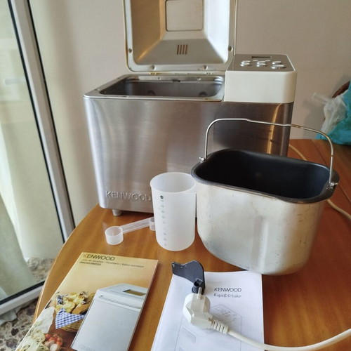 Kenwood BM350 breadmaker used with recipe book