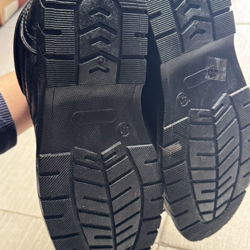 Black leather boots new, suitable for cold weather