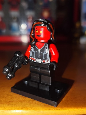 Red She-Hulk figure like new with base, two heads, and gun