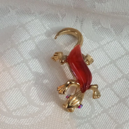 Lizard brooch faux metal like new