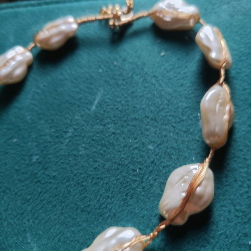 Necklace with large pearls adjustable size, like new, white